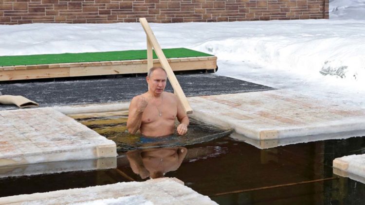 Путин окунулся в иордань на Крещение