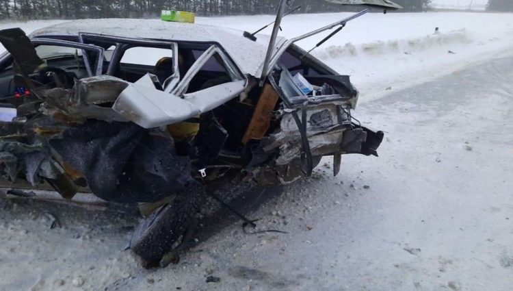 Две легковушки столкнулись лоб в лоб на трассе в Татарстане