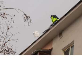 На участке М7 в Татарстане с гололедом борются с помощью чистой соли
