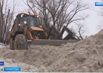 Коммунальщики Казани не могут очистить дворы от снега из-за неубранных автомобилей