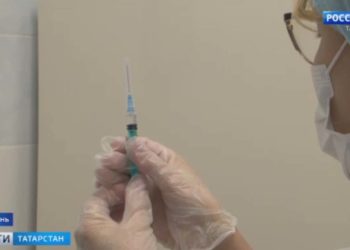 В Казани 92-летняя пенсионерка прошла повторную вакцинацию от коронавируса