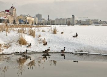 В Казани реконструируют фасад здания «Казанских электрических сетей» у озера Кабан