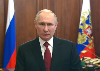 Владимир Путин поздравил ветеранов и военнослужащих с Днем защитника Отечества