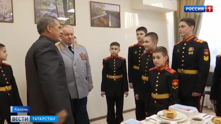 Рустам Минниханов пообщался с курсантами казанского Суворовского училища
