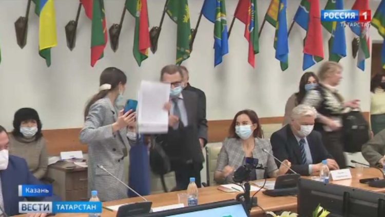 Антипрививочники пытались сорвать обсуждение экспертов вакцины от коронавируса