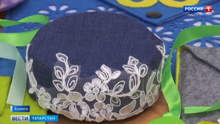 Буинская учительница шьет национальные калфаки и чехлы для смартфонов с татарским орнаментом
