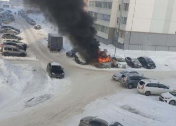 В Челнах пожарные потушили горевшую во дворе машину