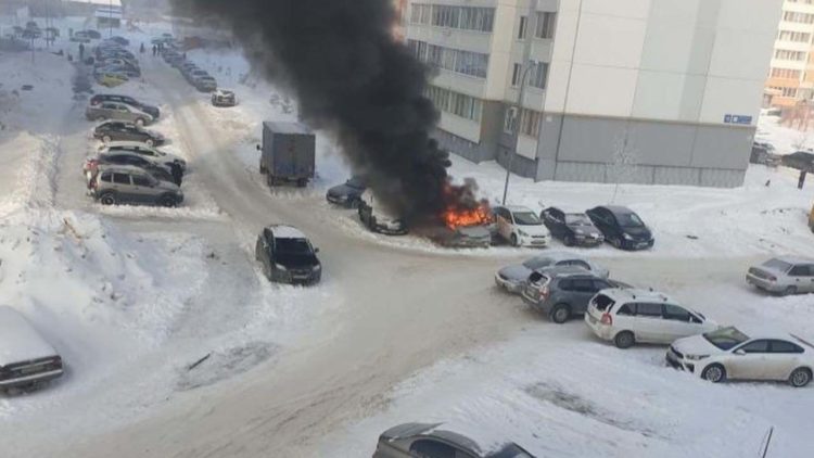 В Челнах пожарные потушили горевшую во дворе машину