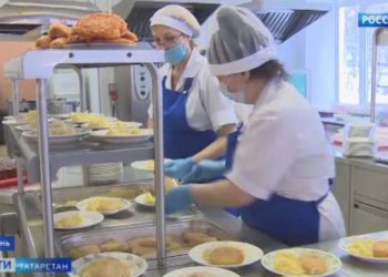 К главе минобрнауки РТ обратились по проблеме повышенных нагрузок поваров в школьных столовых