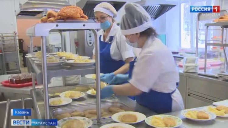 К главе минобрнауки РТ обратились по проблеме повышенных нагрузок поваров в школьных столовых