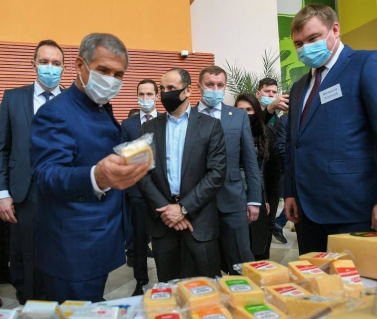 Президент РТ оценил продукцию татарстанской «Азбуки сыра»