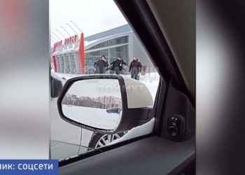 В Казани сняли на видео, как охранники торгового центра выгнали посетителя пинком в спину и обматерили