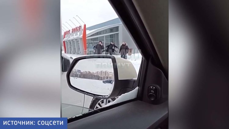 В Казани сняли на видео, как охранники торгового центра выгнали посетителя пинком в спину и обматерили