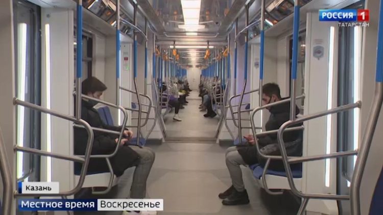 В казанском метро появились новые комфортабельные вагоны с разъемами для смартфонов