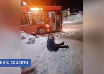Соцсети: В Казани из автобуса вышвырнули «неадекватную» пассажирку