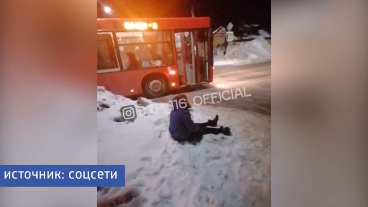 Соцсети: В Казани из автобуса вышвырнули «неадекватную» пассажирку