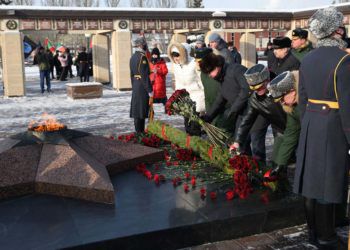 В Казани возложили цветы к вечному огню в честь воинов-интернационалистов