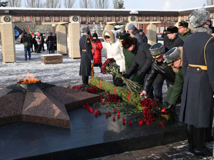 В Казани возложили цветы к вечному огню в честь воинов-интернационалистов