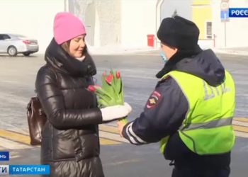В Казани силовики поздравили представительниц слабого пола с Международным женским днем