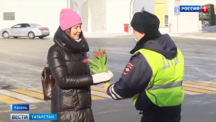 В Казани силовики поздравили представительниц слабого пола с Международным женским днем