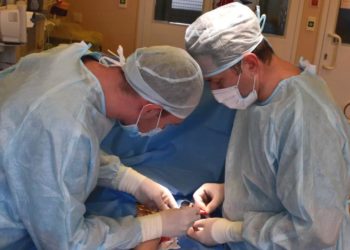 Медики ДРКБ провели сложную операцию малышу, получившему ожог электричеством