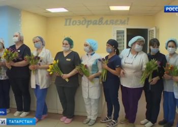 В больницах Казани поздравили медиков и пациенток с Международным женским днем