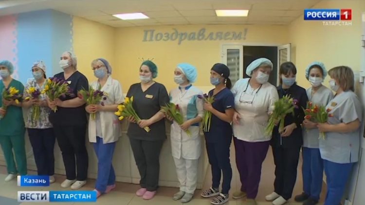 В больницах Казани поздравили медиков и пациенток с Международным женским днем