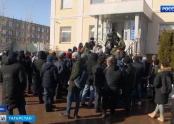 В Казани у миграционной службы скопилась толпа иностранцев