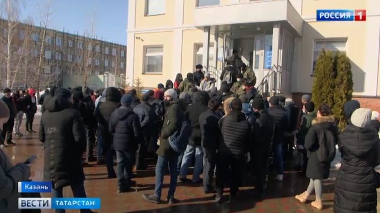 В Казани у миграционной службы скопилась толпа иностранцев