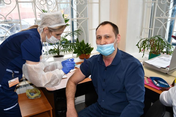 Сотрудники минземимущества РТ сделали вакцину от коронавируса