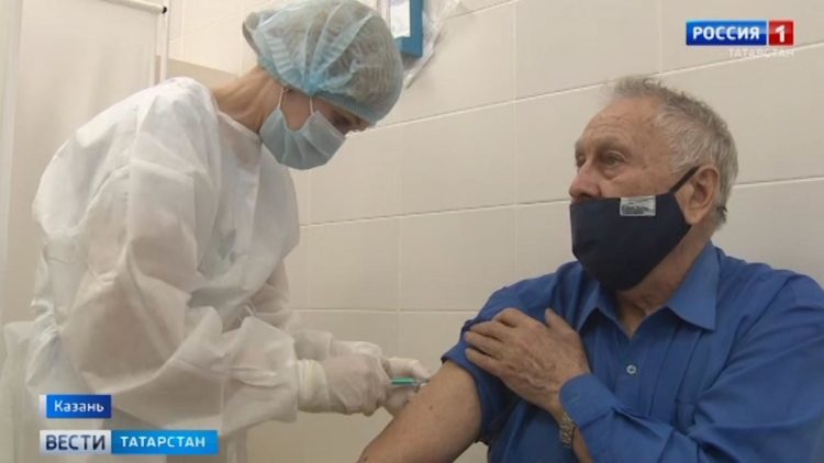 Актеры театра имени Галиаскара Камала сделали прививки от коронавируса