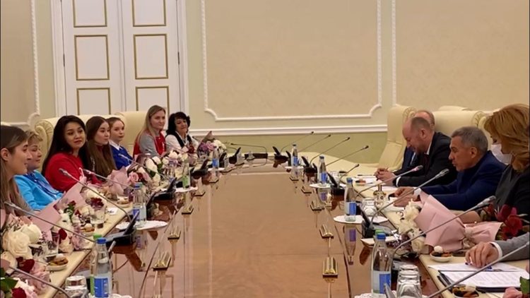 Президент РТ встретился с волонтерами Татарстана