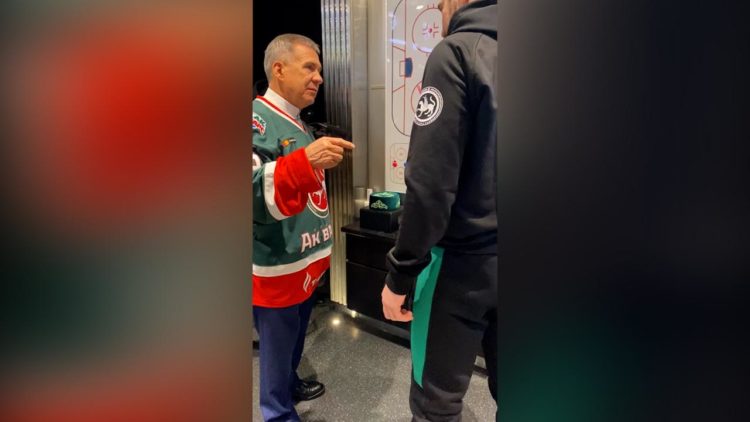 Минниханов примерил форму «Ак Барса»