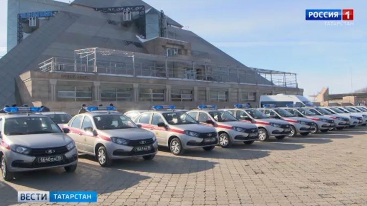 Минниханов вручил Росгвардии по РТ 40 служебных авто