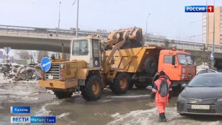 Подземный переплыв: переход на проспекте Амирхана затопило из-за неубранного снега