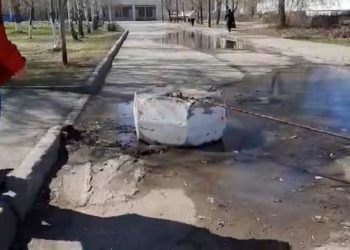 Агина Алтынбаева отбуксировала бетонную клумбу, преграждавшую путь к поликлинике