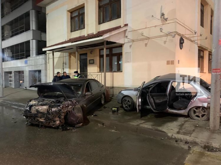 В страшной ночной аварии в Казани пострадали пять человек