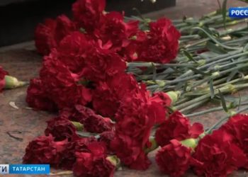 Минниханов и Шаймиев возложили цветы к памятнику Тукая