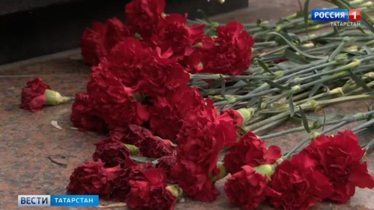 Минниханов и Шаймиев возложили цветы к памятнику Тукая