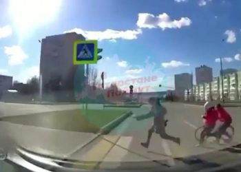 В Челнах на видео попало, как водитель едва не сбил трех девочек