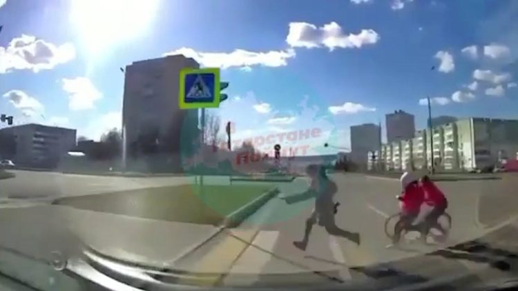 В Челнах на видео попало, как водитель едва не сбил трех девочек