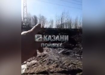 Житель Казани пожаловался на горы грязного снега на пляже «Локомотив»