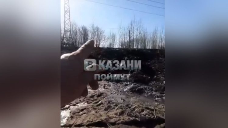 Житель Казани пожаловался на горы грязного снега на пляже «Локомотив»