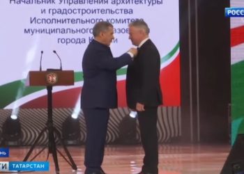 Рустам Минниханов наградил отличившихся муниципальных служащих