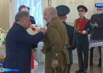 Рустам Минниханов наградил выдающихся татарстанцев