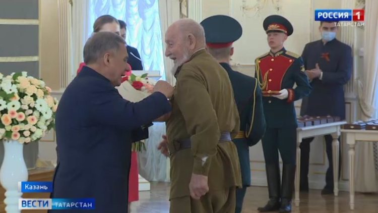 Рустам Минниханов наградил выдающихся татарстанцев