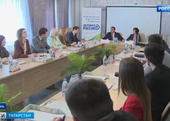 Депутаты обсудили патриотическое воспитание с членами Молодежного парламента