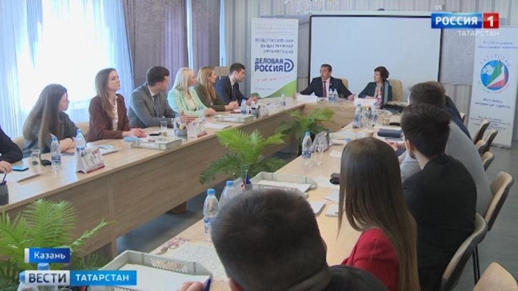 Депутаты обсудили патриотическое воспитание с членами Молодежного парламента