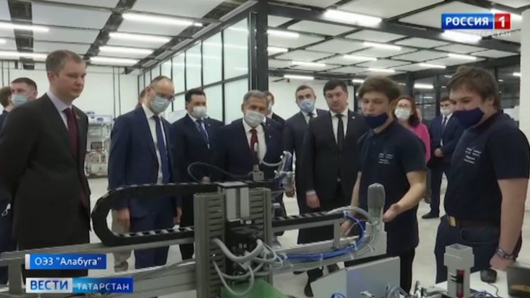 Рустам Минниханов ознакомился с работой образовательного центра «Алабуга политех»