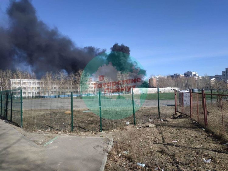 В Казани потушили пожар на складе школы №146
